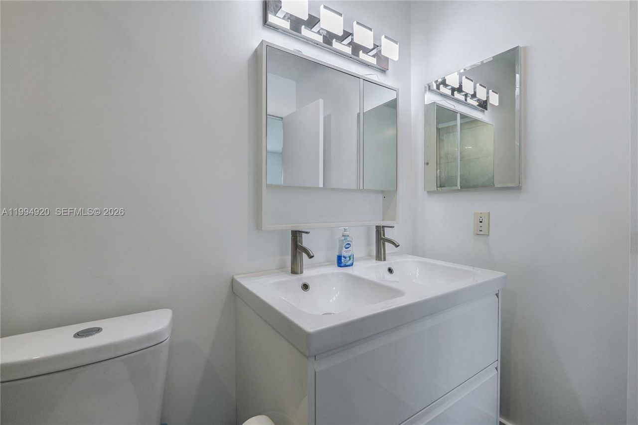 4701 NW 34th St, Unit 502, Lauderdale Lakes, FL 33319 Photo