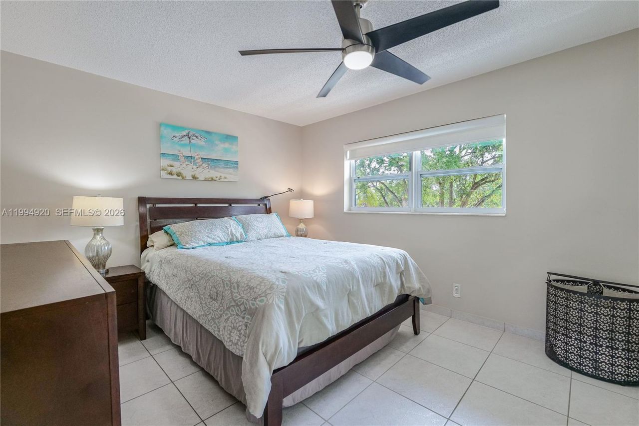 4701 NW 34th St, Unit 502, Lauderdale Lakes, FL 33319 Photo