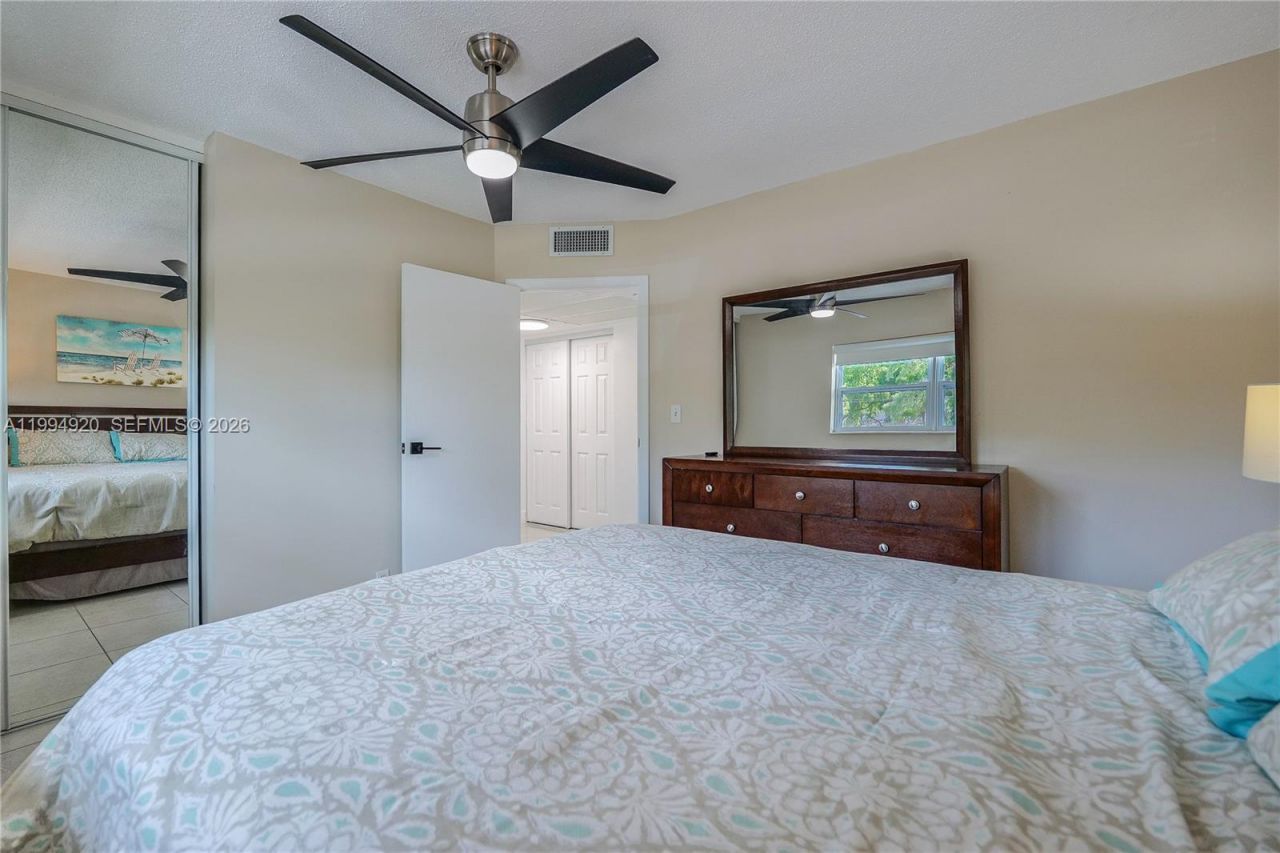 4701 NW 34th St, Unit 502, Lauderdale Lakes, FL 33319 Photo