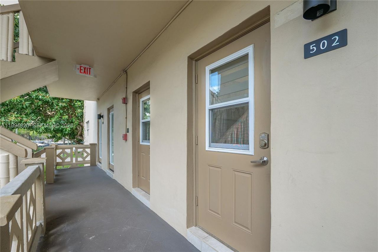 4701 NW 34th St, Unit 502, Lauderdale Lakes, FL 33319 Photo