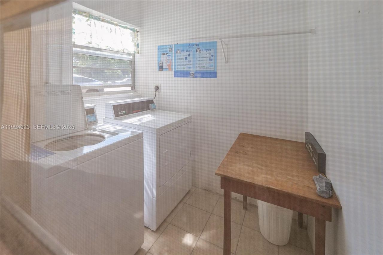 4701 NW 34th St, Unit 502, Lauderdale Lakes, FL 33319 Photo