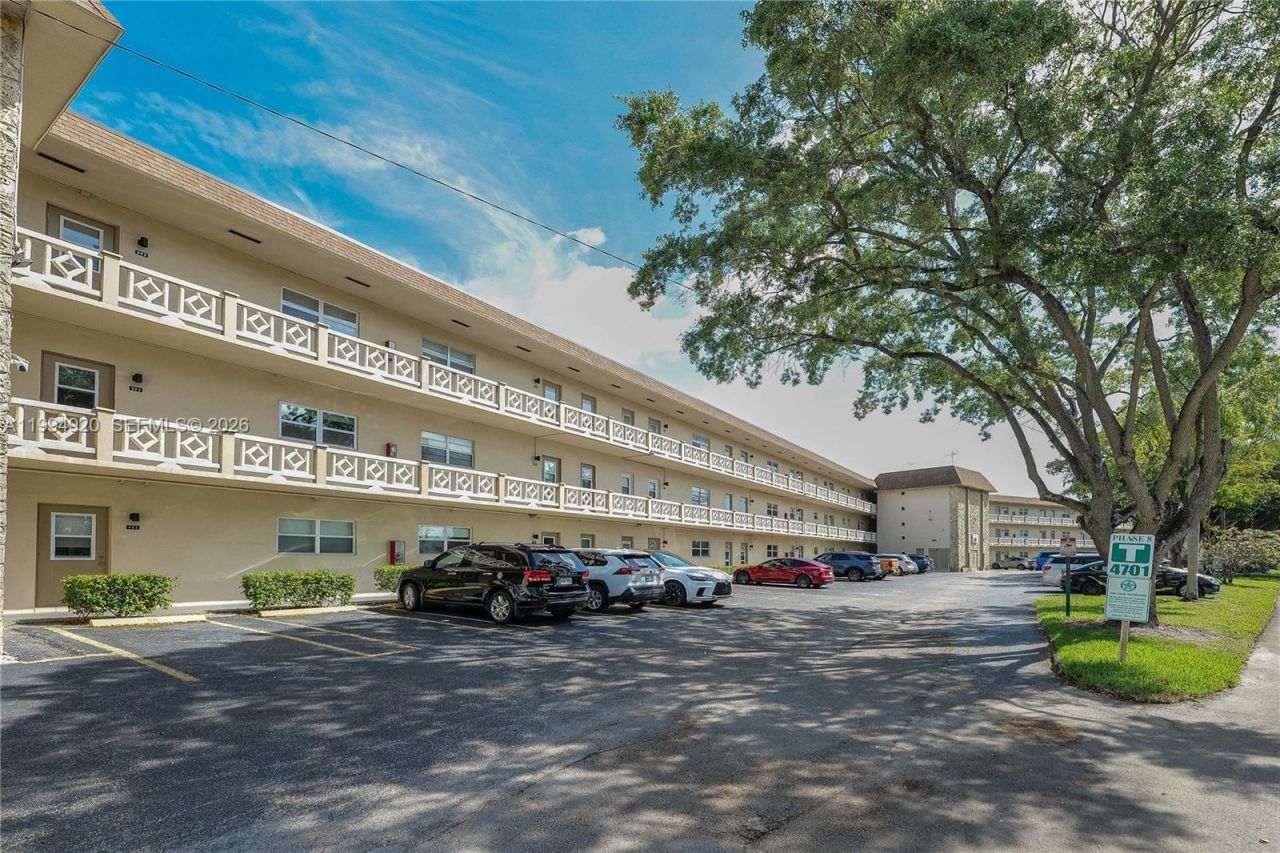 4701 NW 34th St, Unit 502, Lauderdale Lakes, FL 33319 Photo