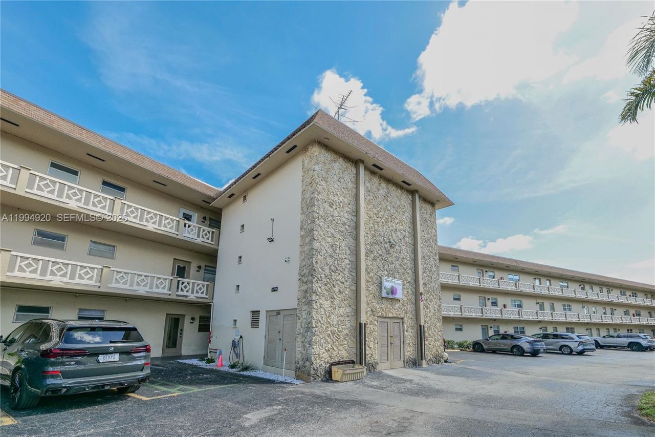 4701 NW 34th St, Unit 502, Lauderdale Lakes, FL 33319 Photo