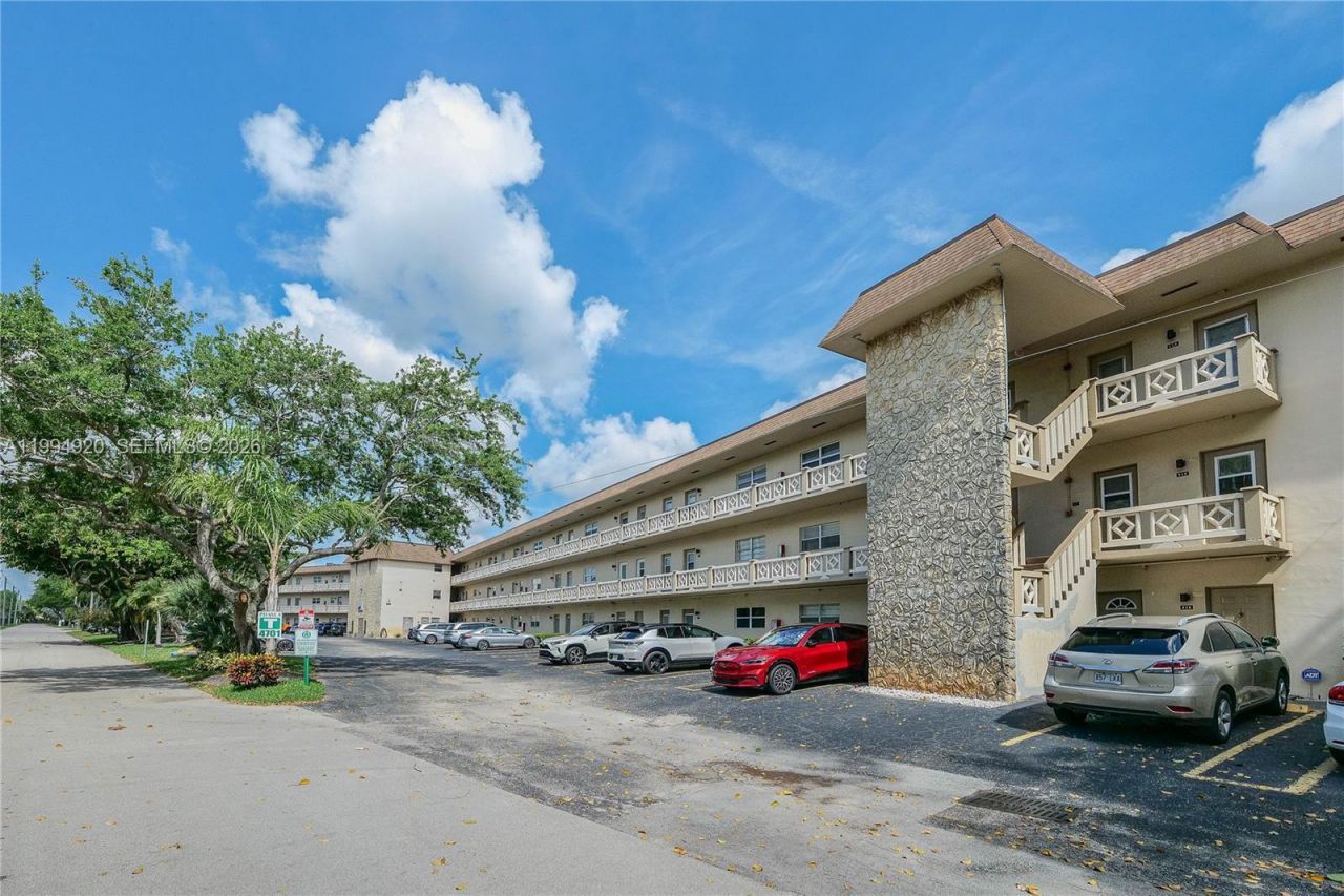 4701 NW 34th St, Unit 502, Lauderdale Lakes, FL 33319 Photo