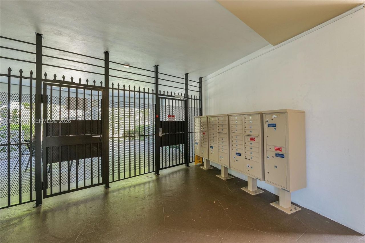 4701 NW 34th St, Unit 502, Lauderdale Lakes, FL 33319 Photo