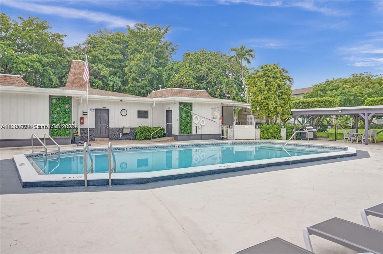 4701 NW 34th St, Unit 502, Lauderdale Lakes, FL 33319 Photo