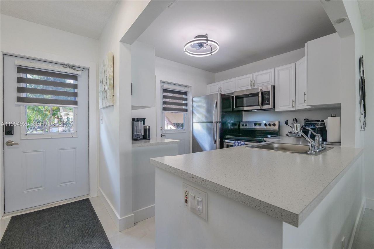 4701 NW 34th St, Unit 502, Lauderdale Lakes, FL 33319 Photo