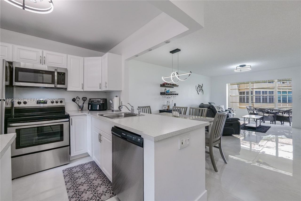 4701 NW 34th St, Unit 502, Lauderdale Lakes, FL 33319 Photo