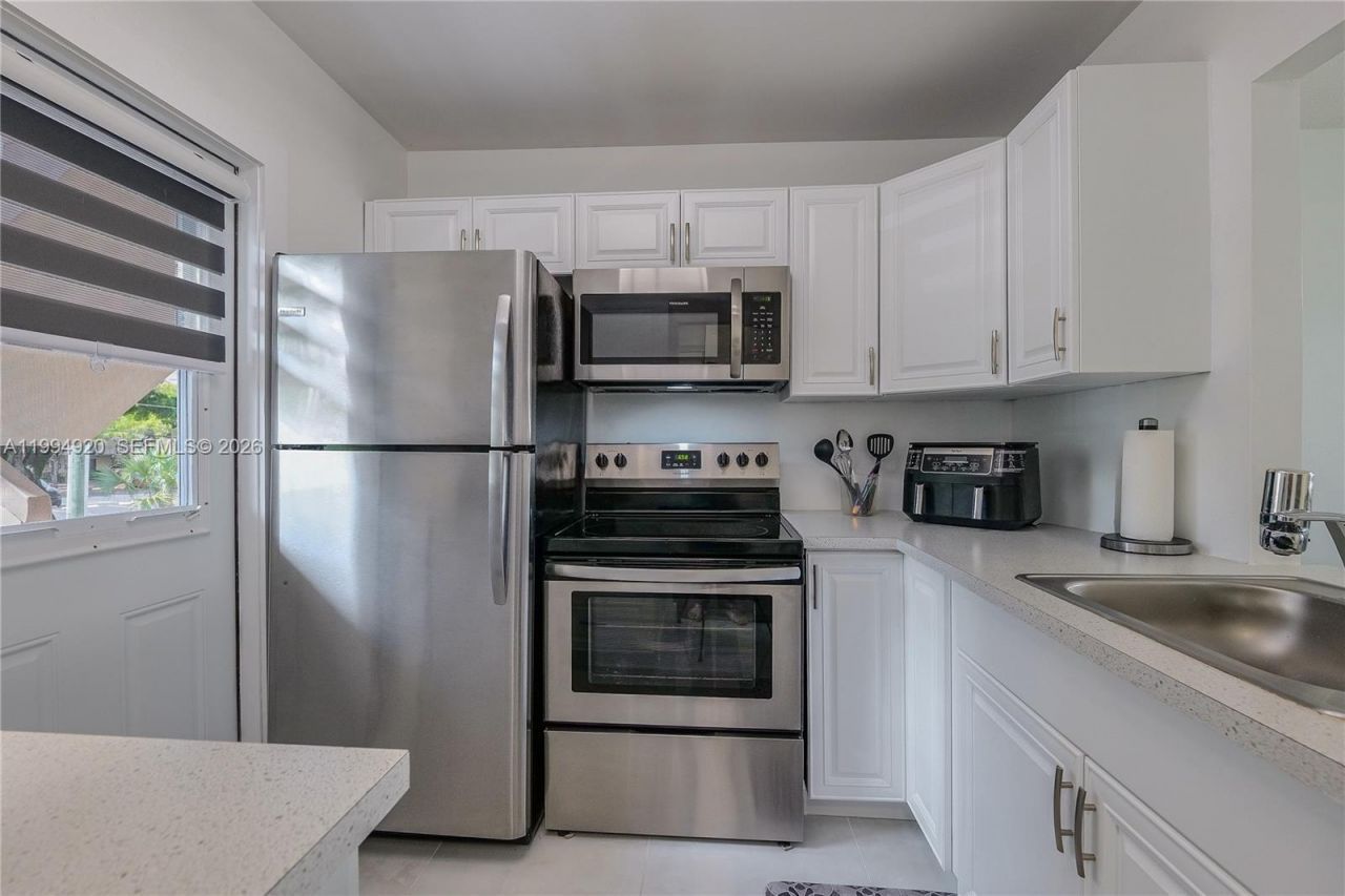 4701 NW 34th St, Unit 502, Lauderdale Lakes, FL 33319 Photo