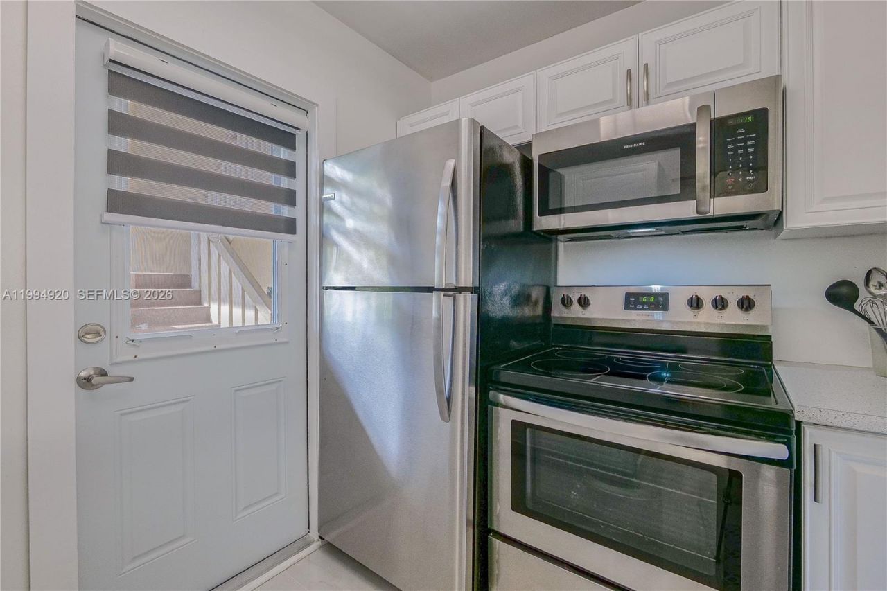 4701 NW 34th St, Unit 502, Lauderdale Lakes, FL 33319 Photo