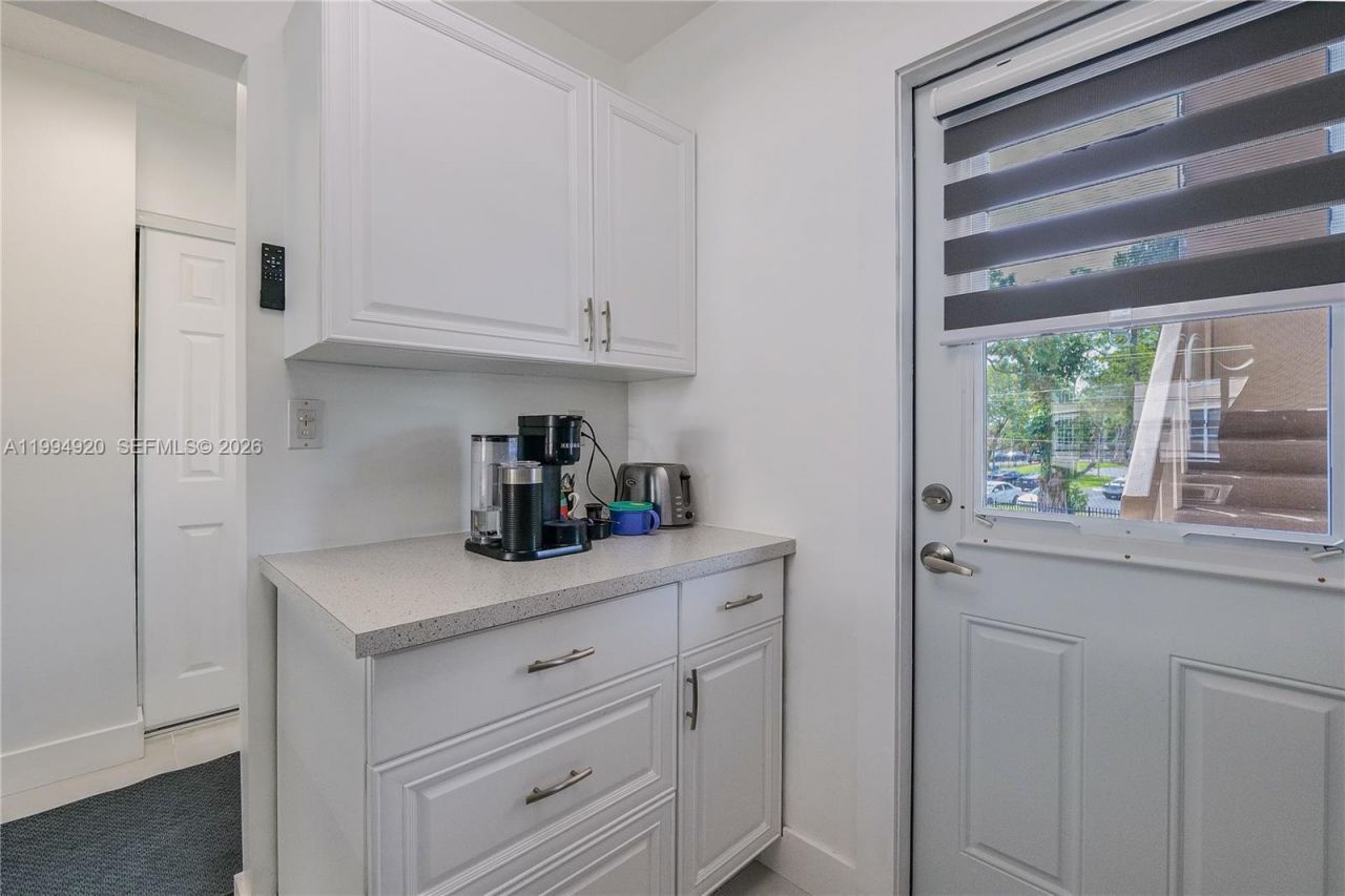 4701 NW 34th St, Unit 502, Lauderdale Lakes, FL 33319 Photo