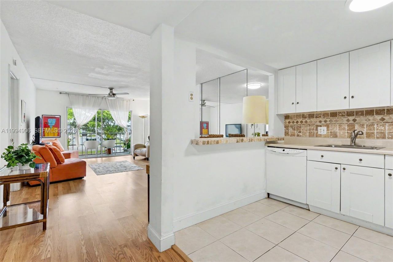 1000 Hillcrest Ct , Unit 215, Hollywood, FL 33021 Photo