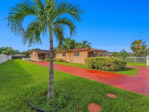 8820 SW 27th St , Miami, FL 33165