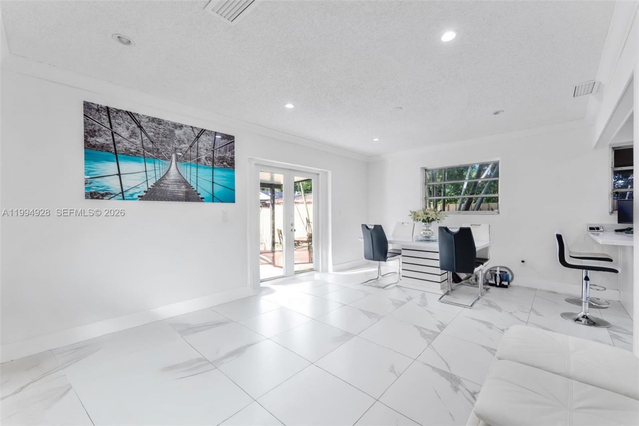 8820 SW 27th St , Miami, FL 33165 Photo