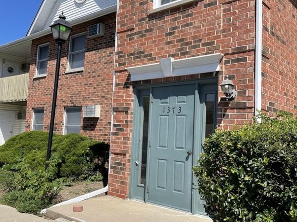 Unit 1C, Lake In The Hills, IL 60156