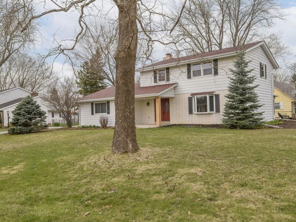 21300 Astolat Dr, Brookfield, WI 53045