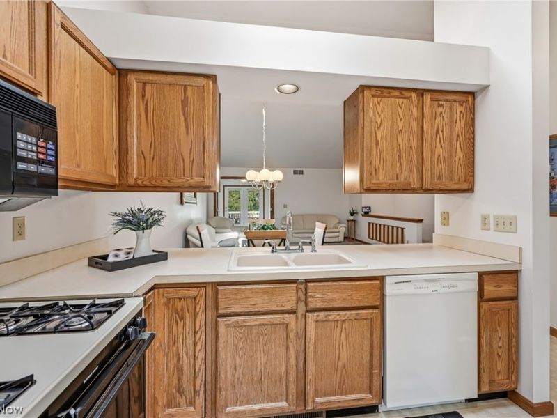 127 Greenfield Oval NW, Warren, OH 44483 Photo 5