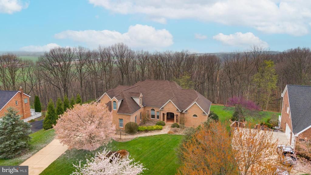 2368 CASTLEGREEN DRIVE, GREENCASTLE, PA 17225