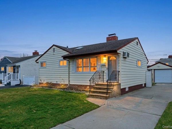 61 Grant Street , Freeport, NY 11520