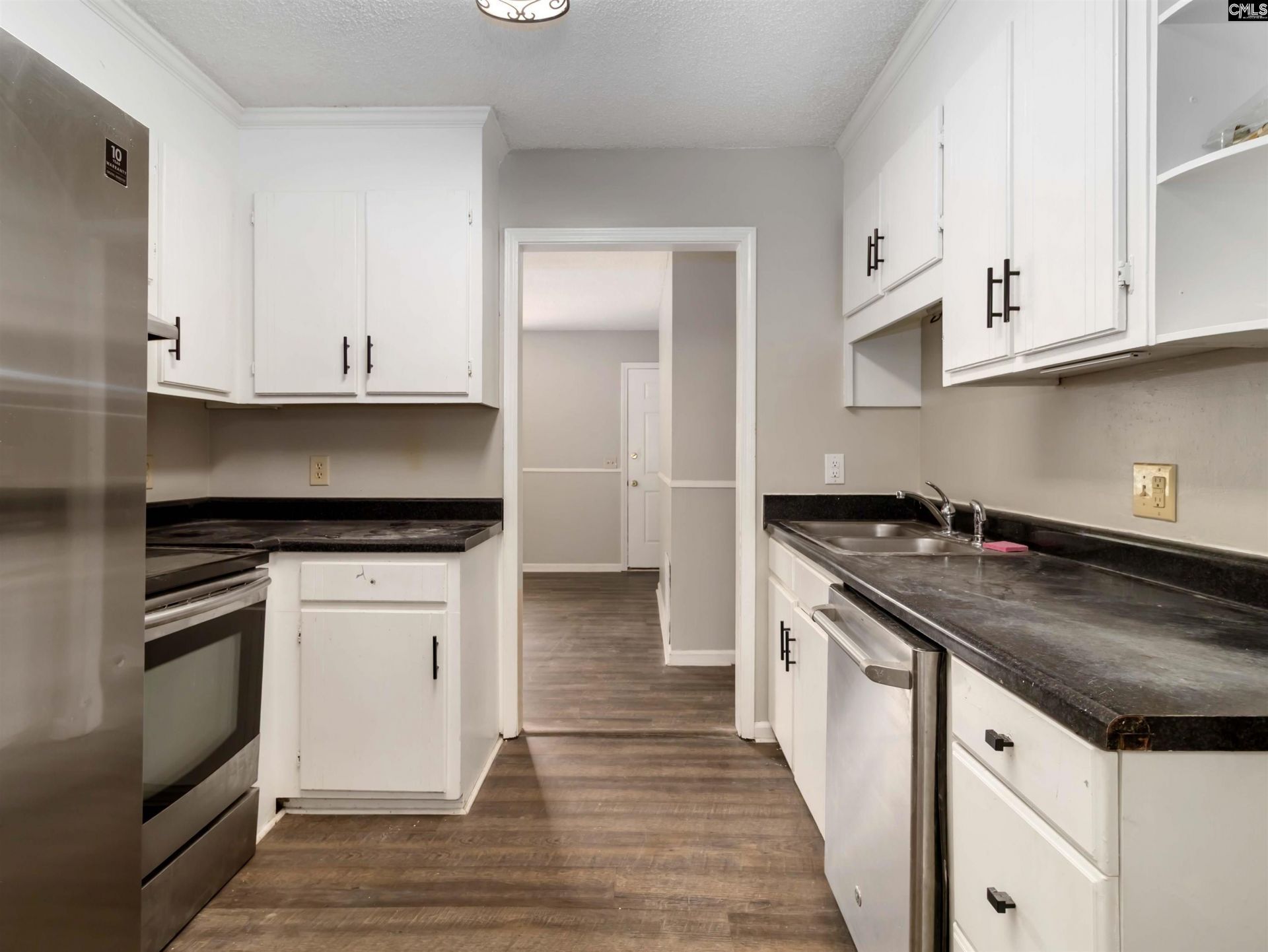 221 Farringdon Court Photo 10