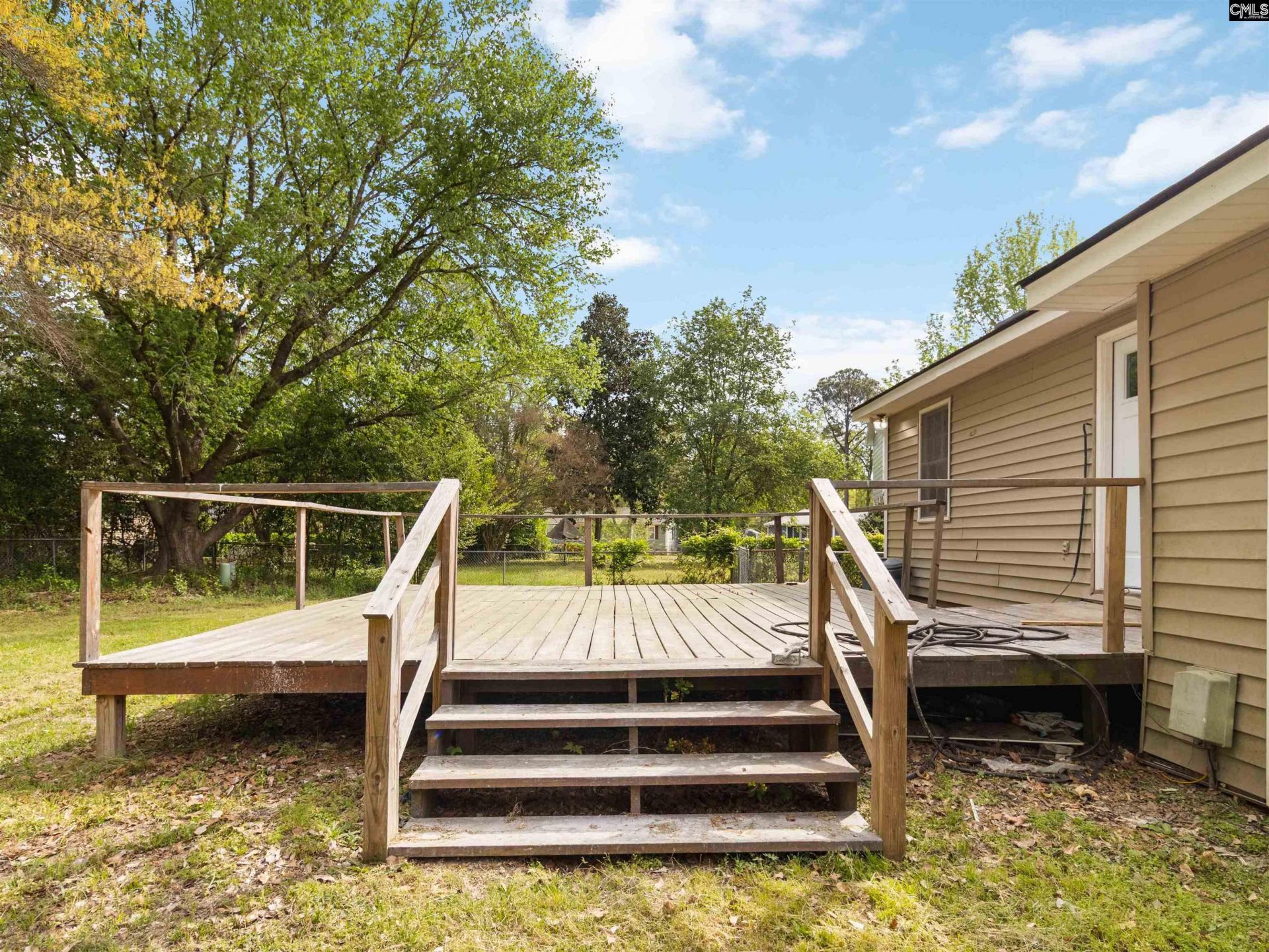 221 Farringdon Court Photo 17