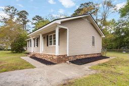 221 Farringdon Court photo 4