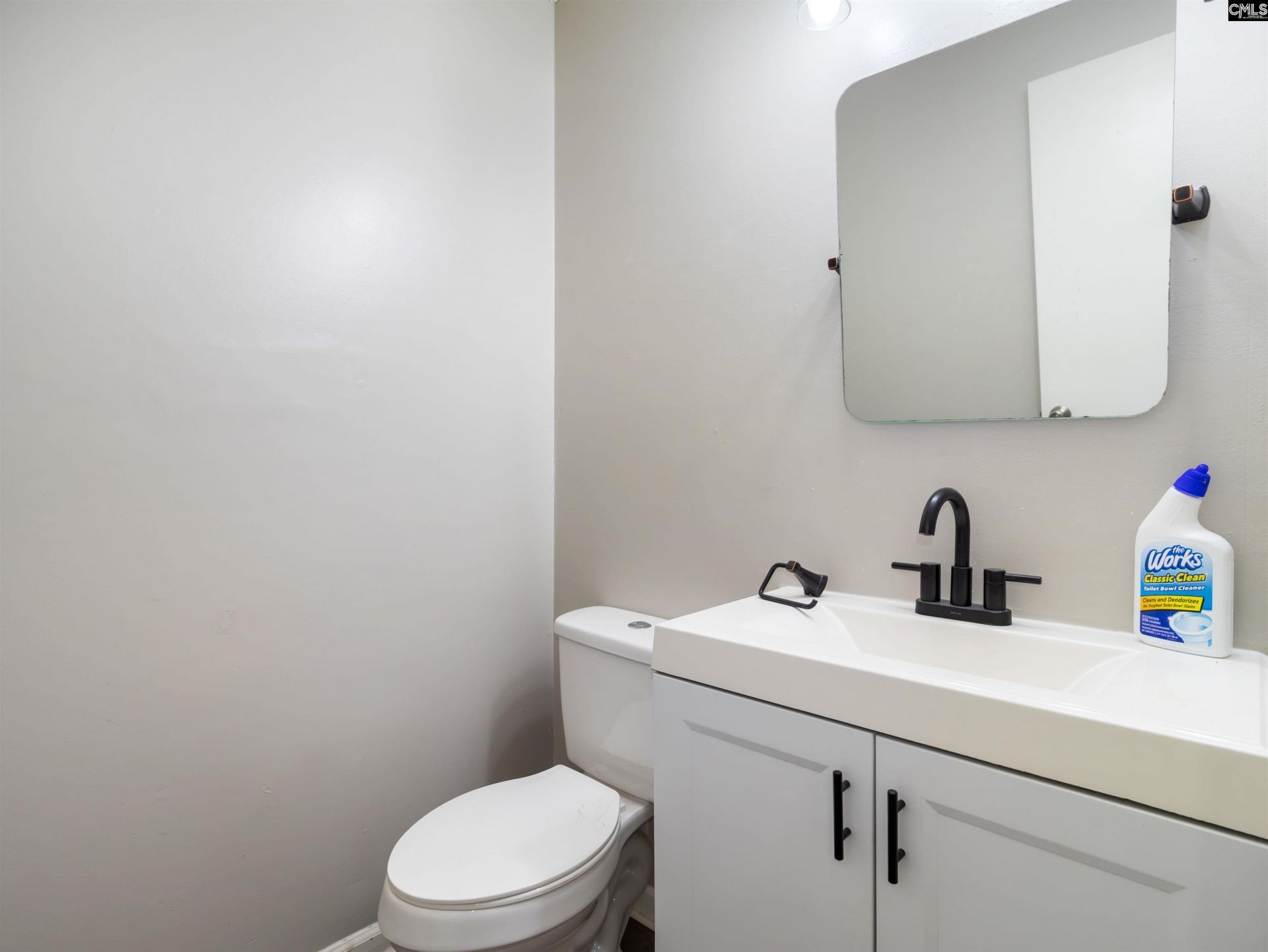 221 Farringdon Court Photo 4