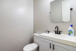 221 Farringdon Court photo 4