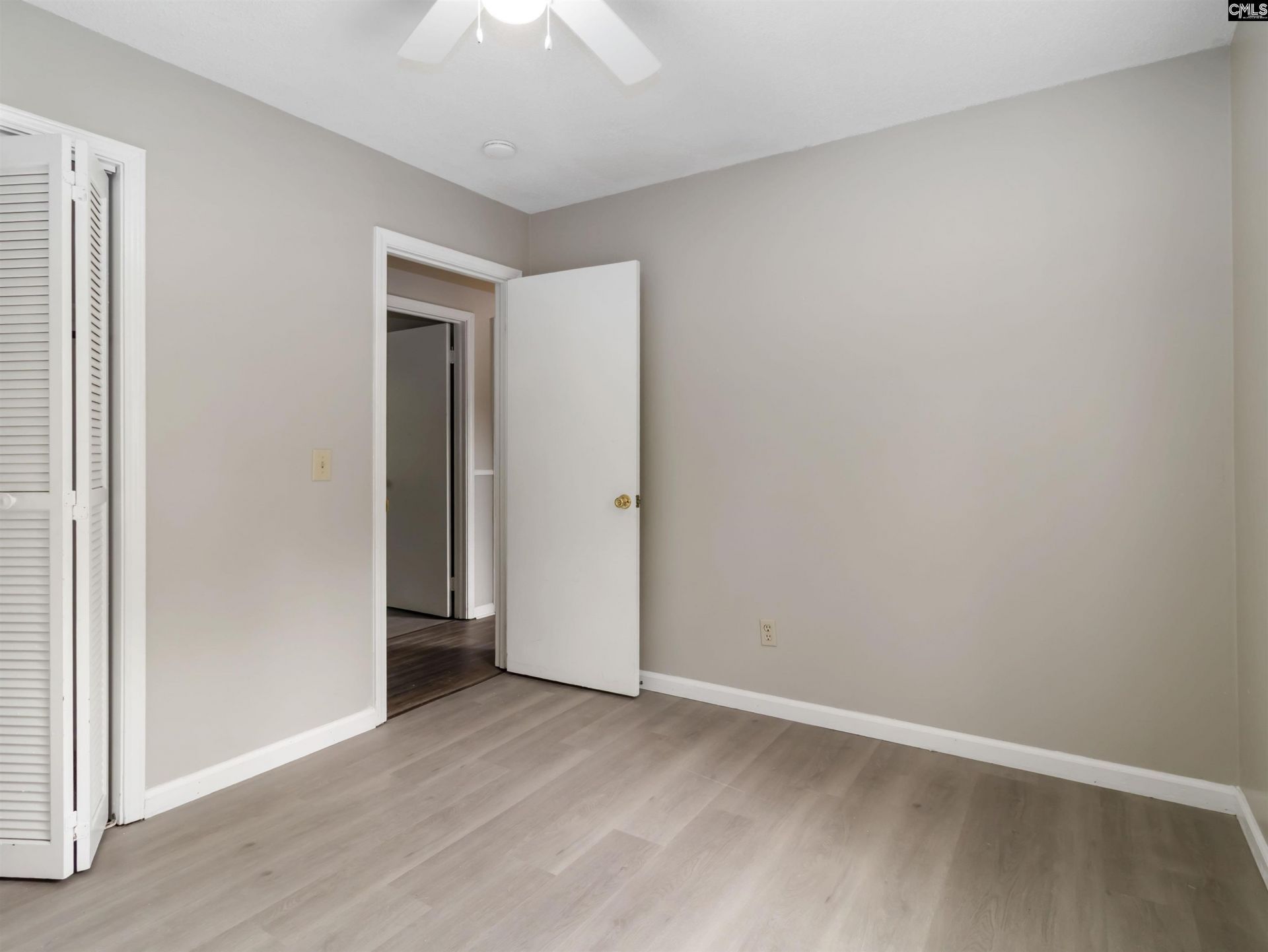 221 Farringdon Court Photo 5