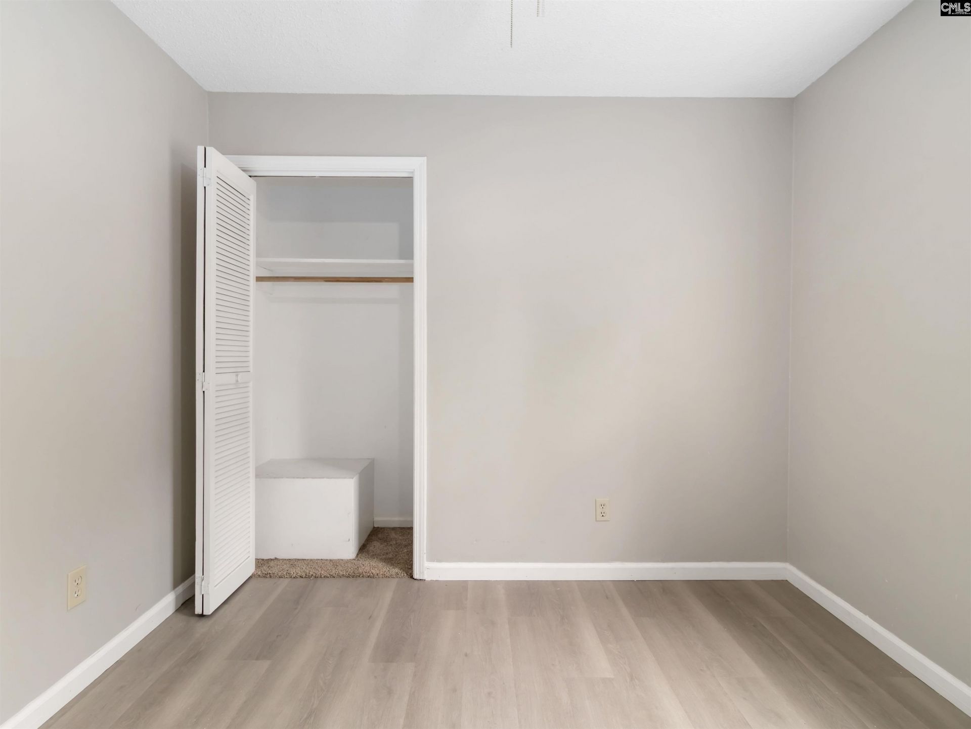 221 Farringdon Court Photo 6