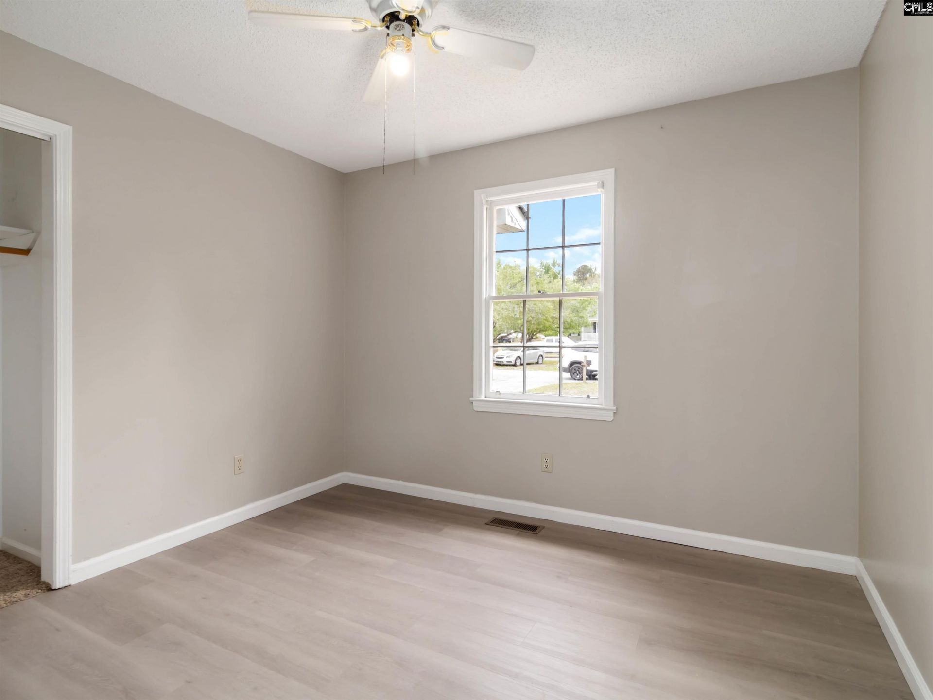 221 Farringdon Court Photo 7