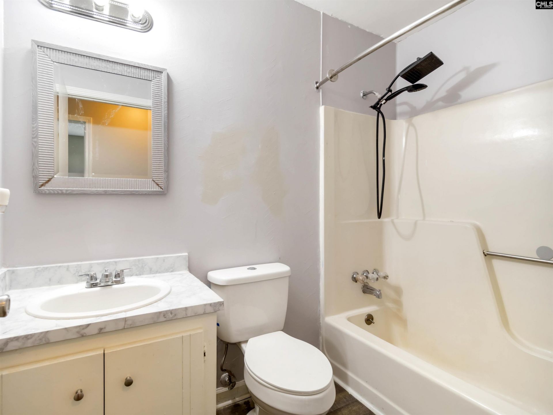 221 Farringdon Court Photo 8