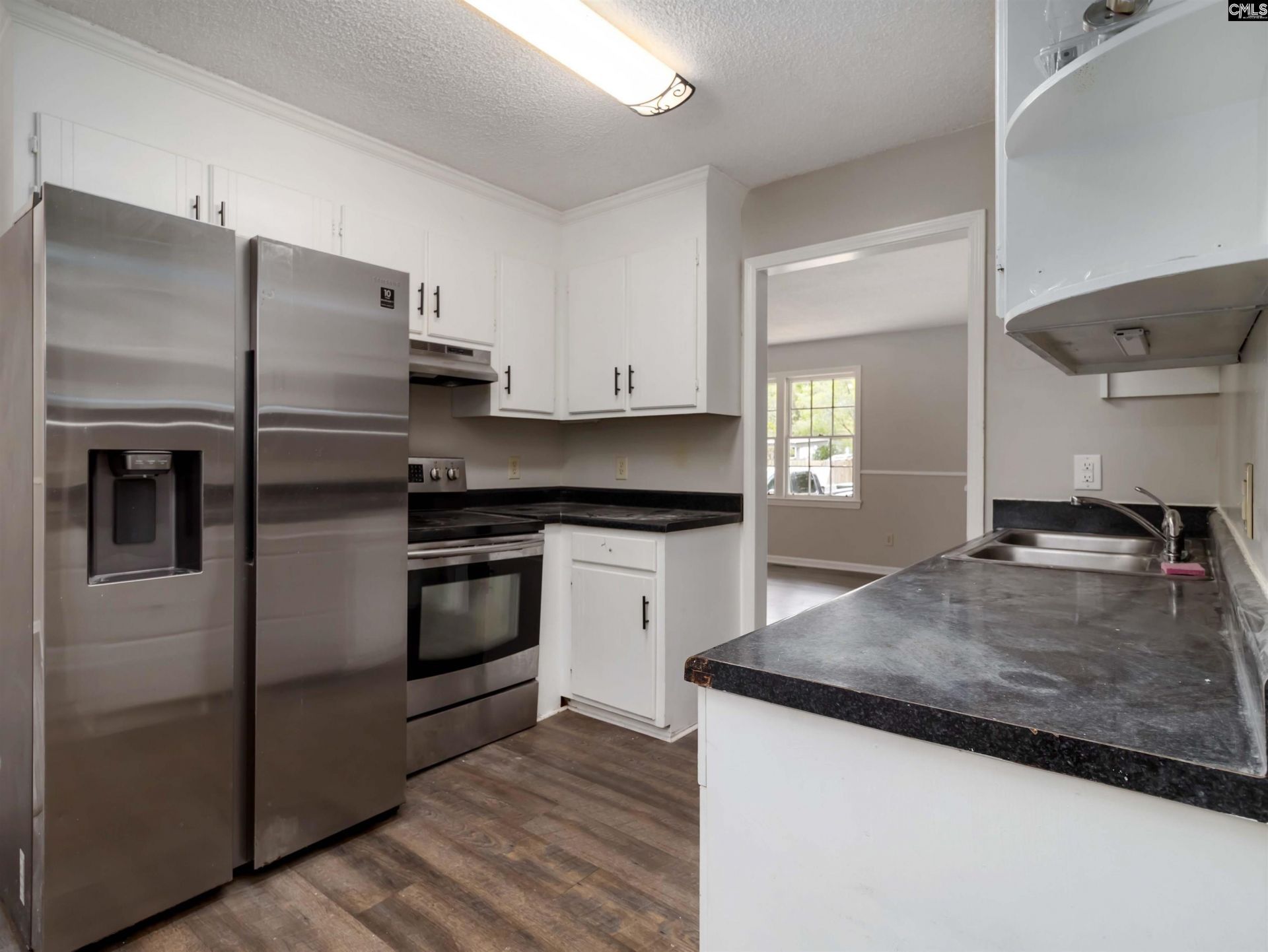 221 Farringdon Court Photo 9