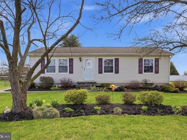 3075 MUIRFIELD ROAD, DOVER, PA 17315