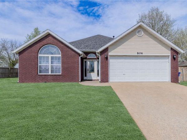 806 Henrietta Place , Lowell, AR 72745