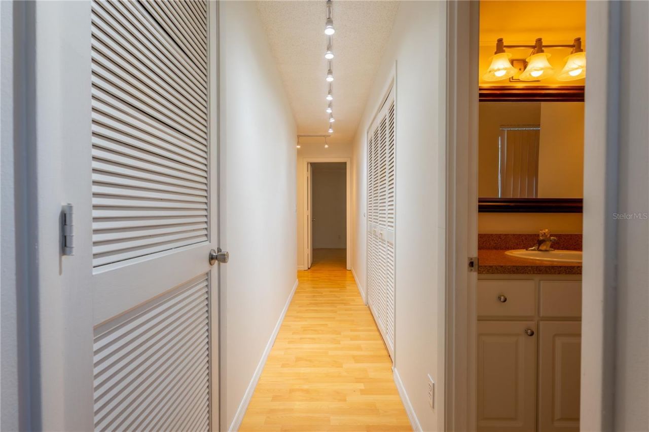 6860 Whitman Court, Unit 32B, Sarasota, FL 34243 Photo