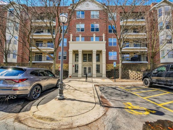 3135 Town Square Drive, Unit 104, Rolling Meadows, IL 60008