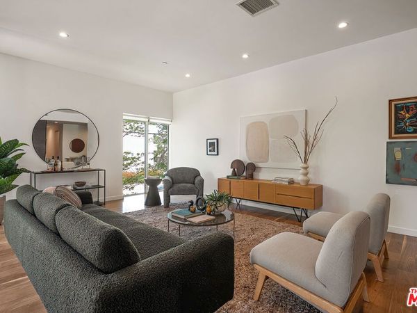 12504 Woodbridge Street, Unit 203, Studio City, CA 91604