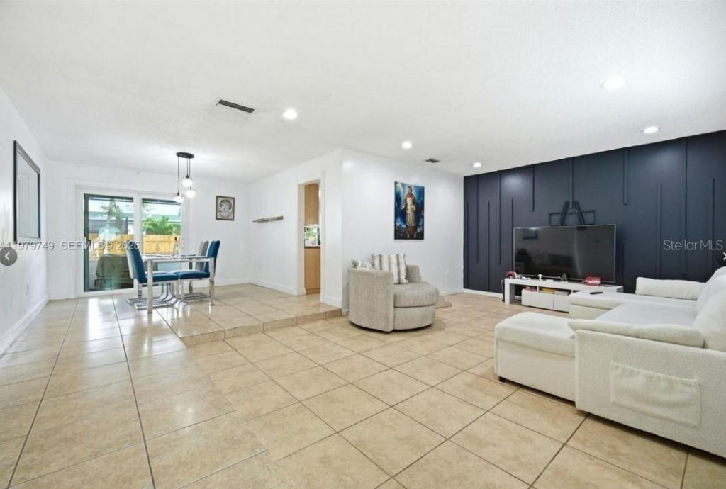 1185 NW 92nd Avenue , Pembroke Pines, FL 33024 Photo