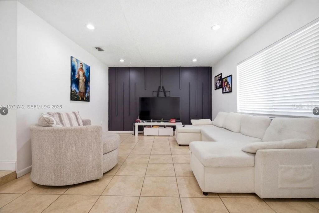 1185 NW 92nd Avenue , Pembroke Pines, FL 33024 Photo