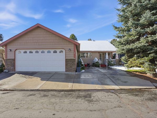 1045 W Collier Glacier Drive, Sisters, OR 97759