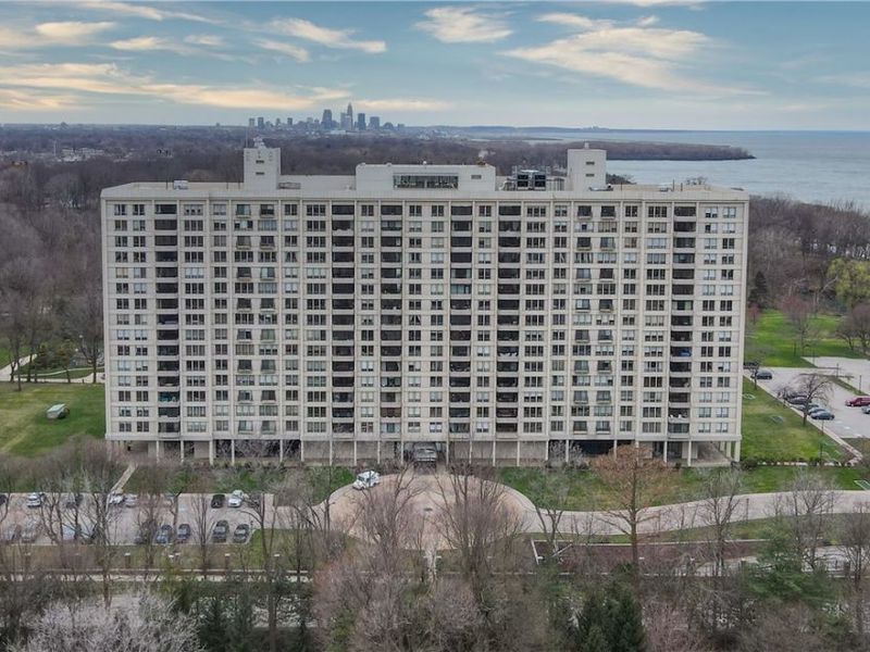 1 Bratenahl Place, Unit 502, Bratenahl, OH 44108 Photo 3