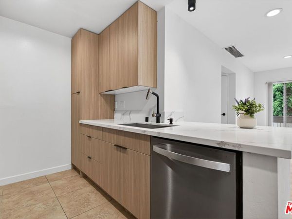 8601 International Avenue, Unit 122, Canoga Park, CA 91304