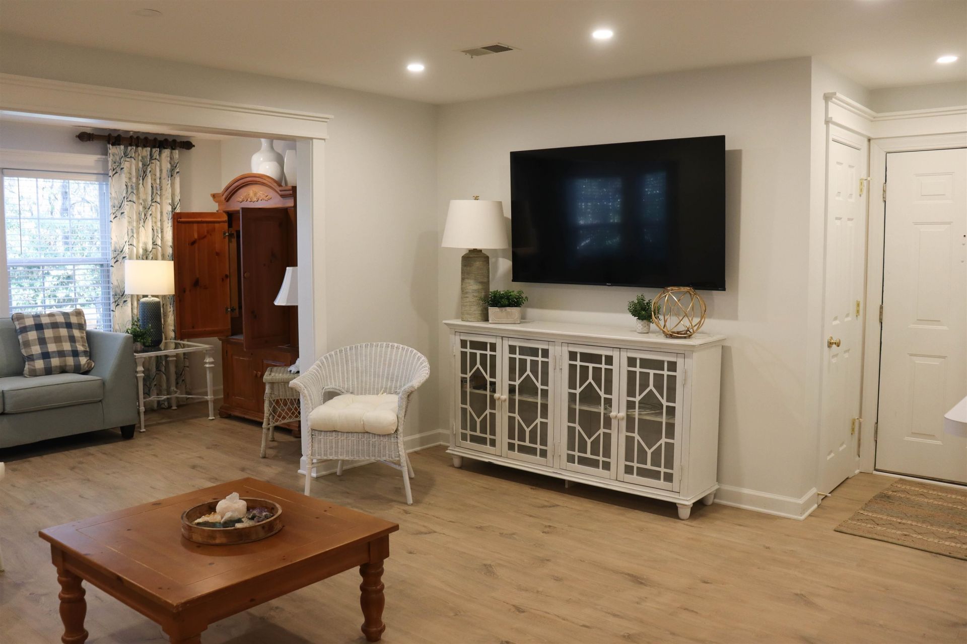 4384 Daphine Ln. Photo 4