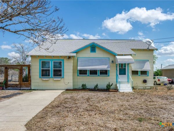 615 E Main Avenue , Karnes City, TX 78118