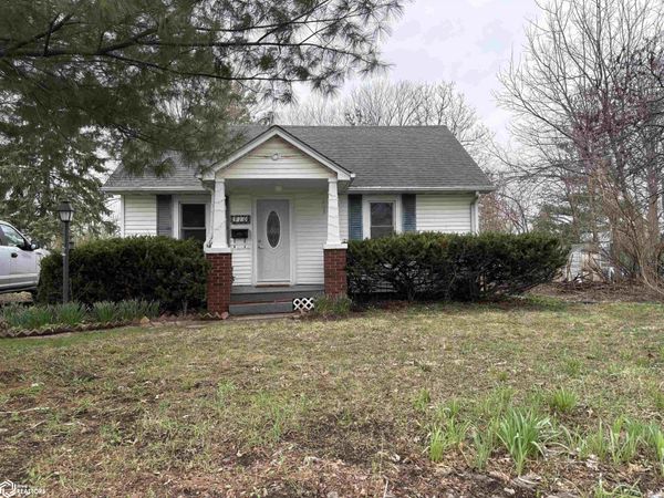 910 N 10Th Street, Fairfield, IA 52556