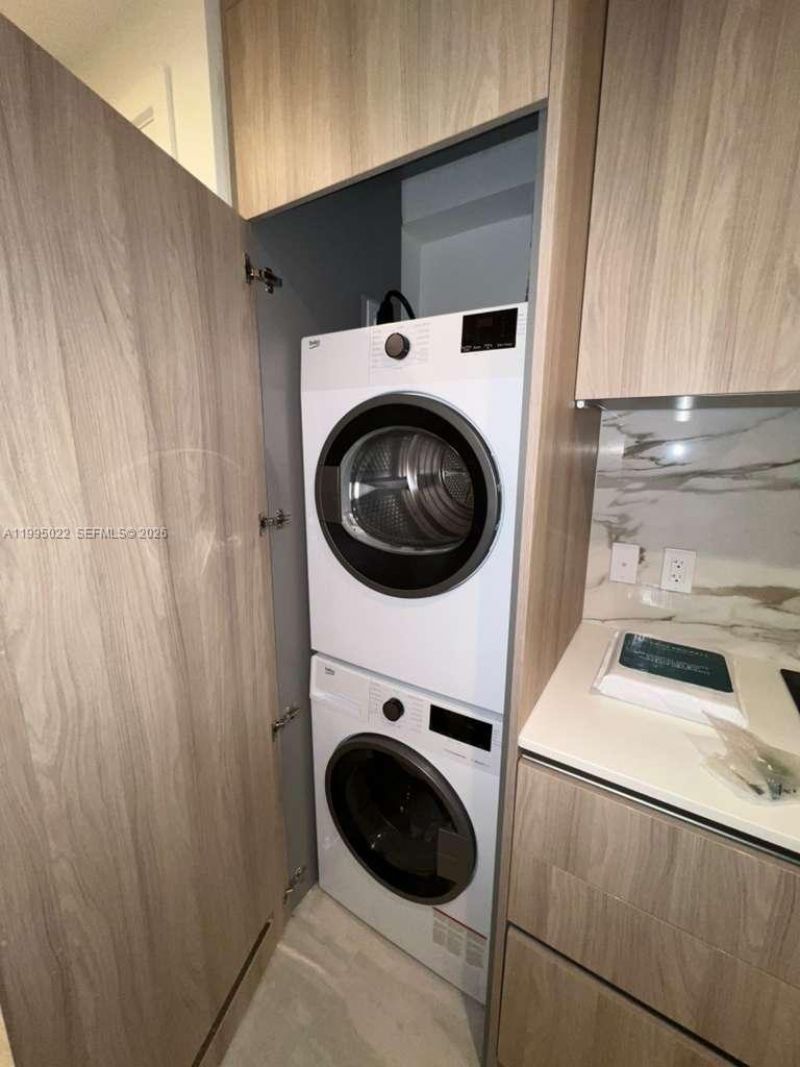 77 SE 5th, Unit 2004, Miami, FL 32311 Photo