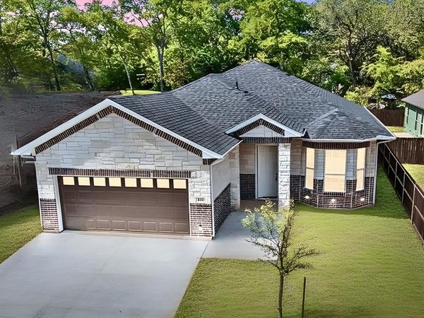 413 Henderson Street, Bonham, TX 75418