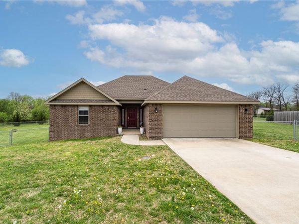 913 Windsor Court , Gentry, AR 72734