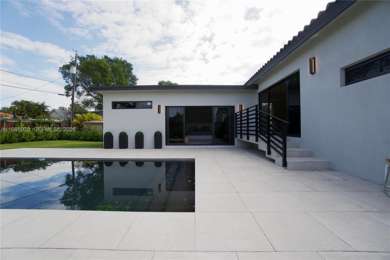 2155 SW 25th Ter, Miami, FL 33133 Photo